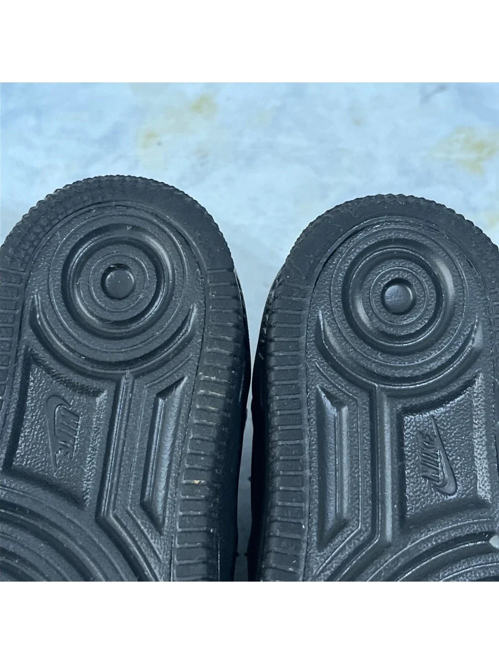 Nike signs tread